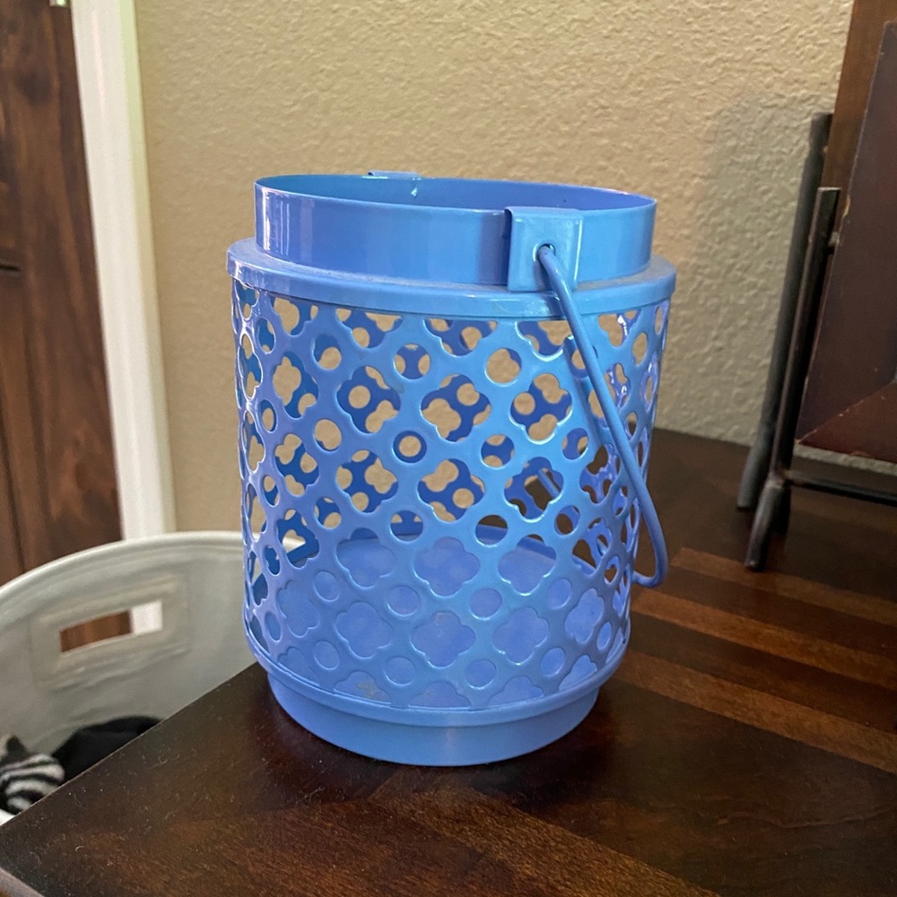 Metal candle holder